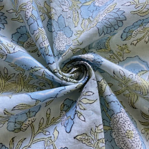 ผ้าฝ้ายพิมพ์ลายด้วยมือ ลายดอกไม้เต็มผืน |   ฐานสีฟ้าพาสเทลพร้อมดอกไม้สีน้ำเงินและสีเขียวมะกอก - Product Image 1