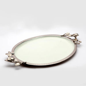 Bandeja de servicio ovalada de metal plateado de Calidad exclusiva con asas florales y base de vidrio blanco perfecta para decoración del hogar y regalos en venta - Product Image 1