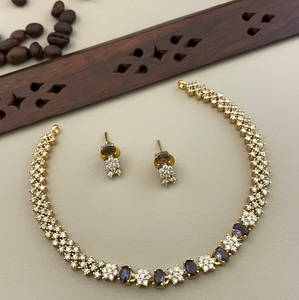 Elegante conjunto de collar tradicional con acabado dorado con diamantes CZ brillantes, perfecto para festivales de boda, regalo, fiesta elegante - Product Image 2