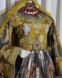 Robe de fête de mariage en velours afghan traditionnelle brodée pour femmes Salwar Kameez en soie faite à la main taille personnalisée en coton en vente - Product Image 3