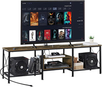 Support TV avec prises de courant pour salon et chambre à coucher, étagères ouvertes à 3 niveaux et cadre en métal avec station de charge intégrée.