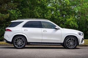 รถยนต์เมอร์เซเดส-เบนซ์ รุ่น GLE คลาส ปี 2019 รุ่น GLE400d AMG  ประเภทเชื้อเพลิงเบนซิน ประเภทรถ SUV ระยะทางวิ่ง 9721 ไมล์ เครื่องยนต์ 2.9 ลิตร เกียร์อัตโนมัติ จำนวนประตู 5 บาน - Product Image 5