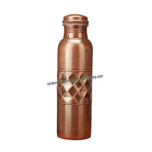 Botella de agua de cobre puro con patrón de cubo de miel para beber botella de cobre Ayurvédica grande hecha a mano de 34 Oz a precio mayorista - Product Image 3