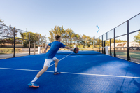 Équipement de terrain de padel panoramique moderne, terrain de padel en verre panoramique pour clubs intérieurs et sports en plein air