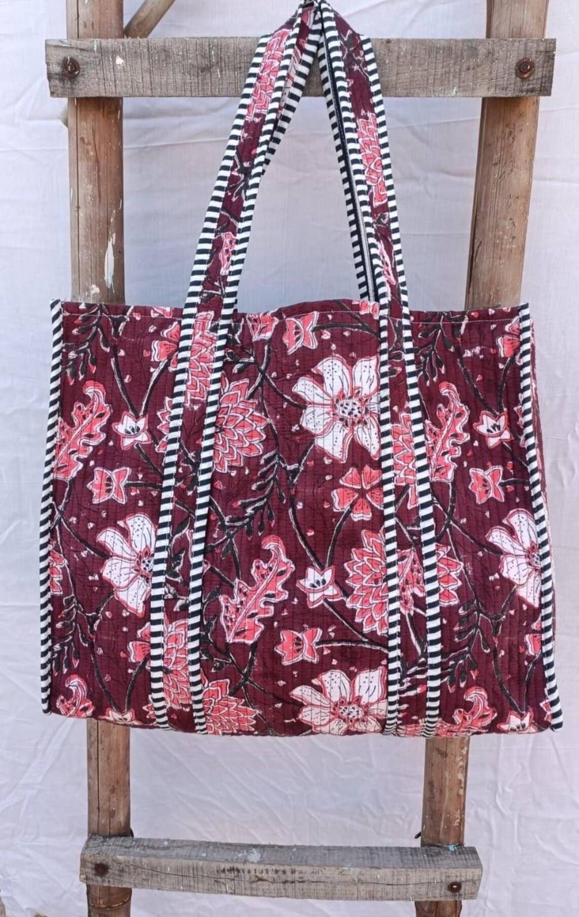 สีแดงเข้ม