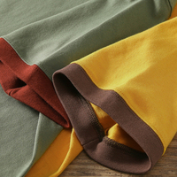 T-shirt décontracté pour homme, vert olive, col rond, manches courtes, coupe classique, couleur unie, avec bordure contrastante rouge, faible MOQ