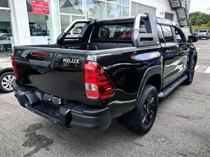 Toyota Hilux Diésel Automática Sedán con Volante a la Izquierda, Motor Turbo, Neumáticos R15, Cámara Trasera, Interior Oscuro, Fabricación Japonesa - Product Image 6