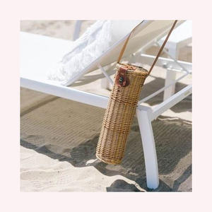 Porte-bouteille de luxe tissé à la main en rotin naturel et jonc de mer motif animal moderne pour anniversaire ou vacances - Product Image 1