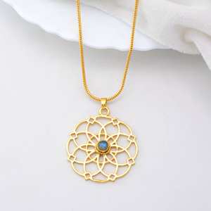 Pendentif en laiton plaqué or Labradorite Mandala Collier fait main Design floral Bijoux Boho Yoga Charme spirituel pour les femmes - Product Image 1
