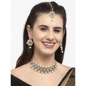 Collier ras du cou blanc Moti avec diamants et perles, chaîne à maillons plaquée or, motif floral tendance pour mariage - Product Image 3