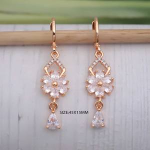 ต่างหูห้อยประดับดอกกุหลาบสีโรสโกลด์ประดับเพชรซิร์คอน ดีไซน์คลาสสิก ผลิตจากโลหะผสมคุณภาพพรีเมียม พร้อมจี้ประกายระยิบระยับ เหมาะสำหรับผู้หญิงใส่ไปงานปาร์ตี้ - Product Image 2