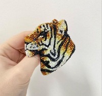 Broche unique faite à la main avec des perles, design de broderie de perles de rocaille, broche de luxe en perles de rocaille pour vêtements