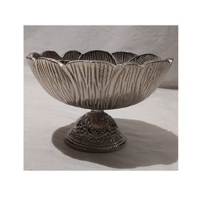 Bol à chocolats en aluminium au design classique, de qualité supérieure, de forme ronde, pour servir des desserts, par Home Arts - Product Image 5