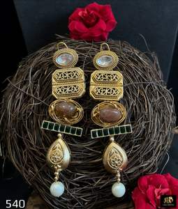 Boucles d'oreilles Jhumkas élégantes en argent plaqué, finition antique, style classique, avec perles Kundan, pour femmes, pour mariage et fêtes - Product Image 2