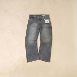 Pantalon en jean ample style hip-hop vintage, coupe droite et large, gris délavé, broderie foncée, rivets, taille 14 pouces - Product Image 2