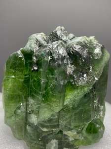 Spécimen de cristal de péridot naturel vert de haute qualité pour le Nouvel An en provenance du Pakistan - Product Image 2