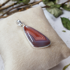 Colgante de Ágata Roja de Botsuana con Bisel de Plata 925, Gema de Forma Elegante para Mujer, Joyería Artesanal al por Mayor, Chapado en Oro, Estilo Bohemio - Product Image 1
