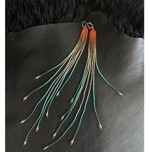 Pendientes colgantes largos hechos a mano indios coloridos con detalles de cristal Pendientes colgantes de moda de sensación ligera - Product Image 4