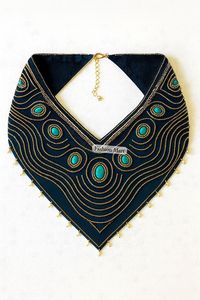 Bandana de terciopelo con cuentas a mano de lujo, collar bordado de diseñador con perlas y detalles dorados - Product Image 5