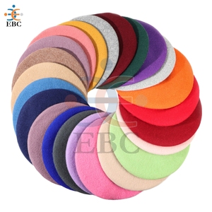 OEM uniforme bérets couvre-chef avec divers uniformes en gros 100% laine béret basque avec plume pour hommes femmes dans le domaine - Product Image 1