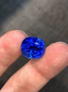 La pierre précieuse de saphir bleu créée en laboratoire brille d'une teinte bleu royal profond Choix parfait pour les bijoux fins et les créations personnalisées - Product Image 4