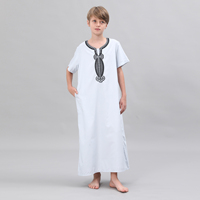 Jubba islamique pour garçons, robe saoudienne, robe de prière du Ramadan, Thobe blanc à manches courtes, col en V brodé noir, Kaftan