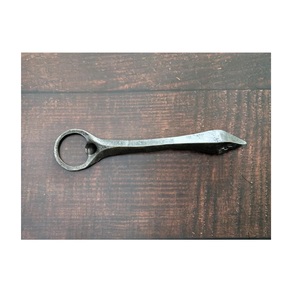 Porte-clés ouvre-bouteille en fer artisanal de qualité supérieure pour la promotion élégante de fête de cadeau de mariage et de marque - Product Image 1