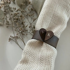 Rond de serviette en cuir en forme de cœur Accessoire de décoration de table élégant pour la maison, le mariage et la fête Look élégant et romantique - Product Image 3