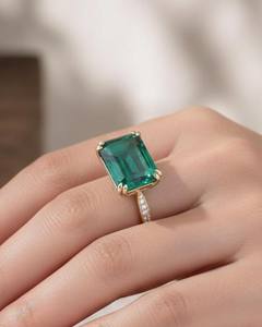 แหวนเงินแท้ 925 ประดับมรกตสังเคราะห์สีเขียว แหวนพลอยสำหรับผู้หญิง ประดับด้วยพลอยสีขาว - Product Image 3