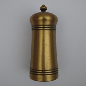 Elegante molinillo de sal y pimienta de madera con acabado de plata antigua Artesanal que ofrece acento decorativo para cenar - Product Image 3