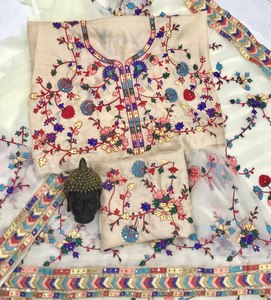 Colección de Saree de Ropa Étnica de diseñador indio con trabajo de secuencia de hilo de bordado múltiple en tela pesada de imitación Georgette - Product Image 6