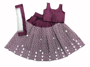 Shoryam Moda Infantil, Pattu Pavadai Tradicional Satani, Completamente Cosido, para Niñas, Morado y Blanco, Patrón Geométrico, Largo hasta el Suelo - Product Image 2