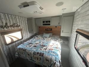 Autocaravana Usada en Excelentes Condiciones, H-I-G-H-L-A-N-D RV OPEN R-A-N-G-E 272RLS, Modelo 2017, Alto Rendimiento, 36 pies de Largo, 2000 kg de Carga Útil, Color Oscuro, en Venta - Product Image 2