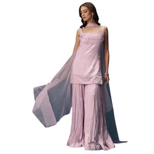 Costume Sharara lilas avec tour de cou et design froncé pour les femmes élégantes tenue de fête traditionnelle indienne - Product Image 4