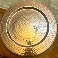 Assiette de service ronde décorative en métal finition cuivre martelé de luxe pour mariage et événements, vente en gros