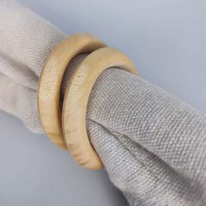 Servilletero de madera artístico tallado detallado elegante pulido accesorio de decoración hecho a mano para lujosos ajustes de mesa de comedor - Product Image 3