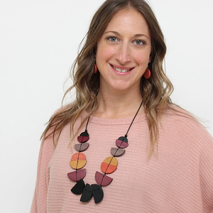 Collier en résine imprimé super personnalisé avec logo Dernières perles polies fabriquées à la main Meilleure qualité Bijoux pour femmes - Product Image 2