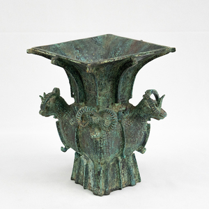 Vaso per <span class=keywords><strong>Vino</strong></span> in Bronzo Cinese Stile Antico Artigianale con Design a Quattro Arieti per Collezionisti ed Esposizioni - Product Image 1