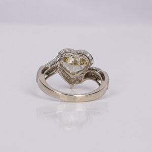 Lujoso anillo de compromiso de diamante cultivado en laboratorio chapado en oro sólido de 14 quilates, corte en forma de corazón amarillo, certificado IGI, cumpleaños perfecto para niñas - Product Image 4