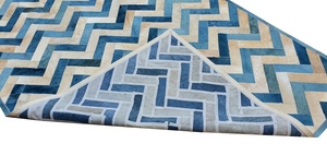 Tapis en cuir de vachette à chevrons teints en blanc et bleu, fait à la main, tapis patchwork en cuir pour la décoration intérieure moderne - Product Image 4