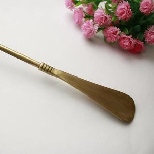 Chausse-pied de luxe en laiton en métal avec logo personnalisé avec longue poignée courte Fourniture d'usine Conception de trou de suspension pour l'artisanat de magnésie - Product Image 4