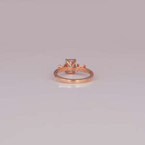 Bague de fiançailles tendance plaquée or rose 18 carats avec diamant de laboratoire taille radiant, design classique personnalisé pour cadeau d'anniversaire - Product Image 3