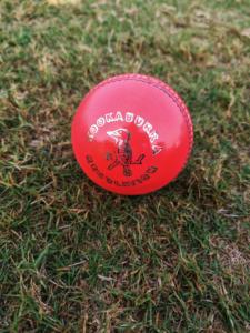 Balle de cricket rose Balles de cricket en cuir de couleur Kookaburra Balles de cricket cousues à la machine de qualité A - Product Image 3