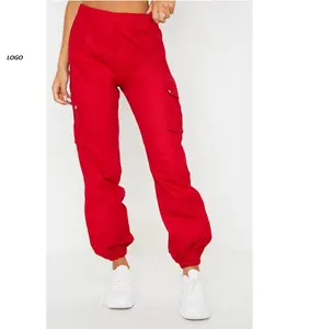 नई हॉट सेलिंग लाल रंग की सादा कार्गो पैंट 6 पॉकेट थोक अनुकूलित कार्गो पतलून योगा फिटनेस पतलून बैगी कार्गो पैंट