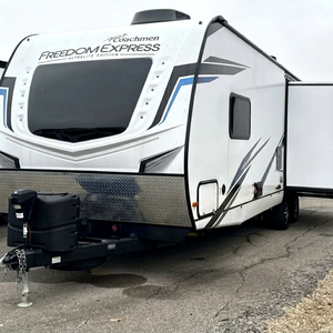 ราคาประมูลรถบ้านเคลื่อนที่ Coachmen RV Freedom Express Ultra Lite รุ่นปี 2024 2025 โครงอะลูมิเนียมพับได้ สำหรับรถขับเคลื่อน 4 ล้อ - Product Image 1