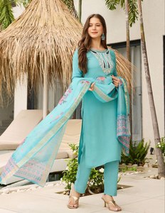 Vente flash : Kurta droit brodé pour femmes avec pantalon et dupatta assortis pour les occasions festives et formelles, disponible à la vente - Product Image 3