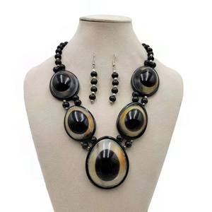 Collier en résine de mode moderne à vendre Collier unique fait à la main et fabriqué à la main pour les filles fabriqué par Tayyab Handicraft - Product Image 3