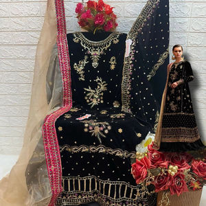 Velours d'hiver chic et élégant brodé shalwar kameez avec fond santoon et luxueux santoon dupatta - Product Image 1