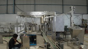 Planta de agua potable empaquetada trifásica industrial automática Proyecto de embotellado de agua mineral Motor central Agua potable purificada - Product Image 2