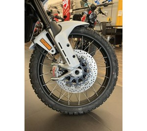 Moto de tourisme sportive haute performance, blanche avec rayures rouges, moto double usage - Product Image 6